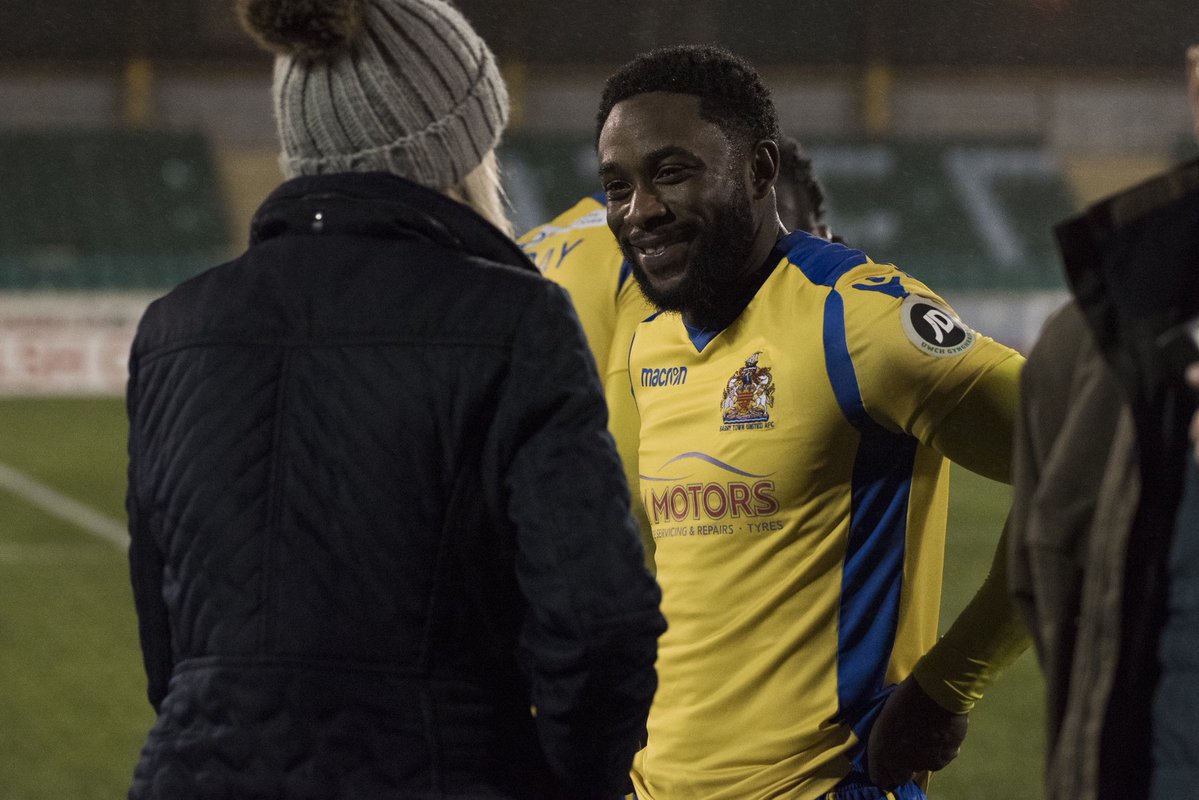 Kayne McLaggon speaking to Sgorio at the full-time whistle.