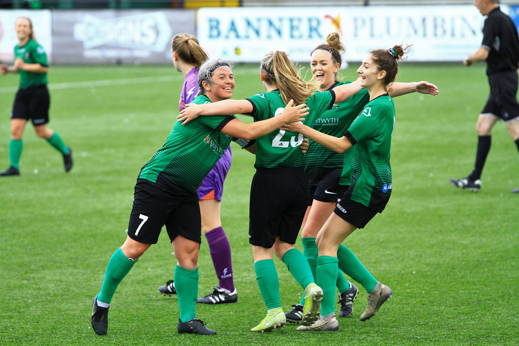 Aberystwyth Town FC ăn mừng sự bùng nổ của bóng đá nữ trước thềm giải bóng đá National Lottery cuối tuần (Phần 1)