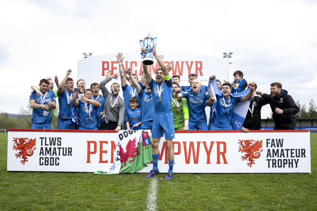 Mold Alexandra lift the FAW Trophy