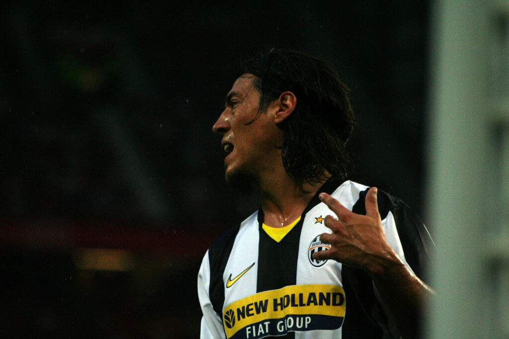 Il centrocampista argentino, naturalizzato italiano, Mauro Germán Camoranesi durante un'amichevole estiva tra Manchester United e Juventus disputata all'Old Trafford di Manchester il 6 agosto 2008.