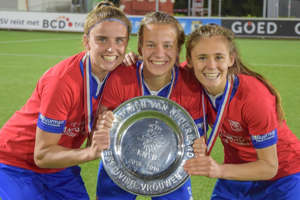 Prijsuitreiking na overwinning landskampioenschap FC Twente. Van links naar rechts staan: Myrthe Morrees, Lynn Wilms en Joelle Smits