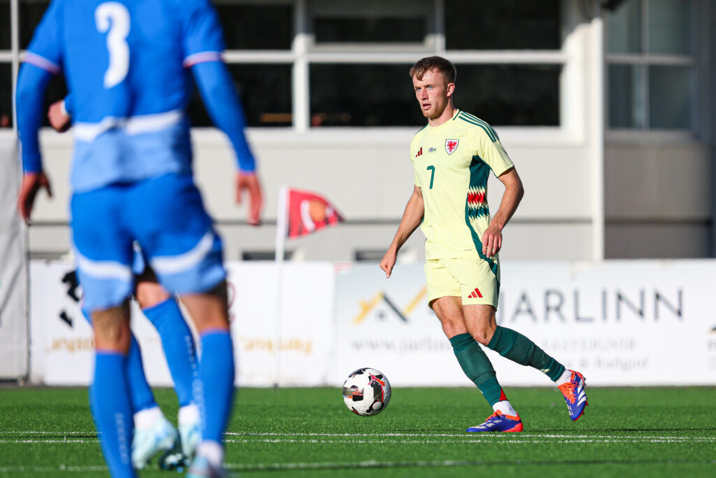 Eli King in action for Wales Under-21s against Iceland