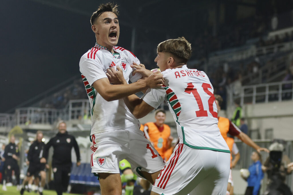 CESKE BUDEJOVICE, CZECHIA - 13 October 2023:
Wales’ Luke Harris and Cian Ashford during the qualifying round match against Czechia U21
(Pic by Pavel Lebeda/sport-pics.cz)