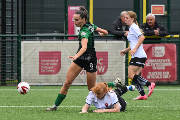 PONTYPRIDD, WALES - 07 SEPTEMBER 2025: Imogen Scourfield of Aberystwyth Town makes a break with the ball Molly Jones of Pontypridd United during the Genero Adran Premier 25/26 - Phase 1 between Pontypridd United and Aberystwyth Town at the USW Sports Park in Pontypridd on the 7th September 2025