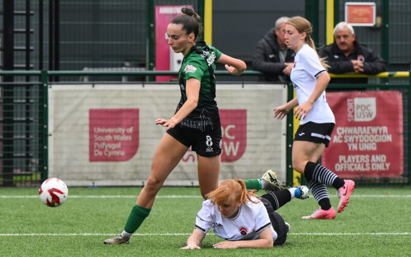 PONTYPRIDD, WALES - 07 SEPTEMBER 2025: Imogen Scourfield of Aberystwyth Town makes a break with the ball Molly Jones of Pontypridd United during the Genero Adran Premier 25/26 - Phase 1 between Pontypridd United and Aberystwyth Town at the USW Sports Park in Pontypridd on the 7th September 2025