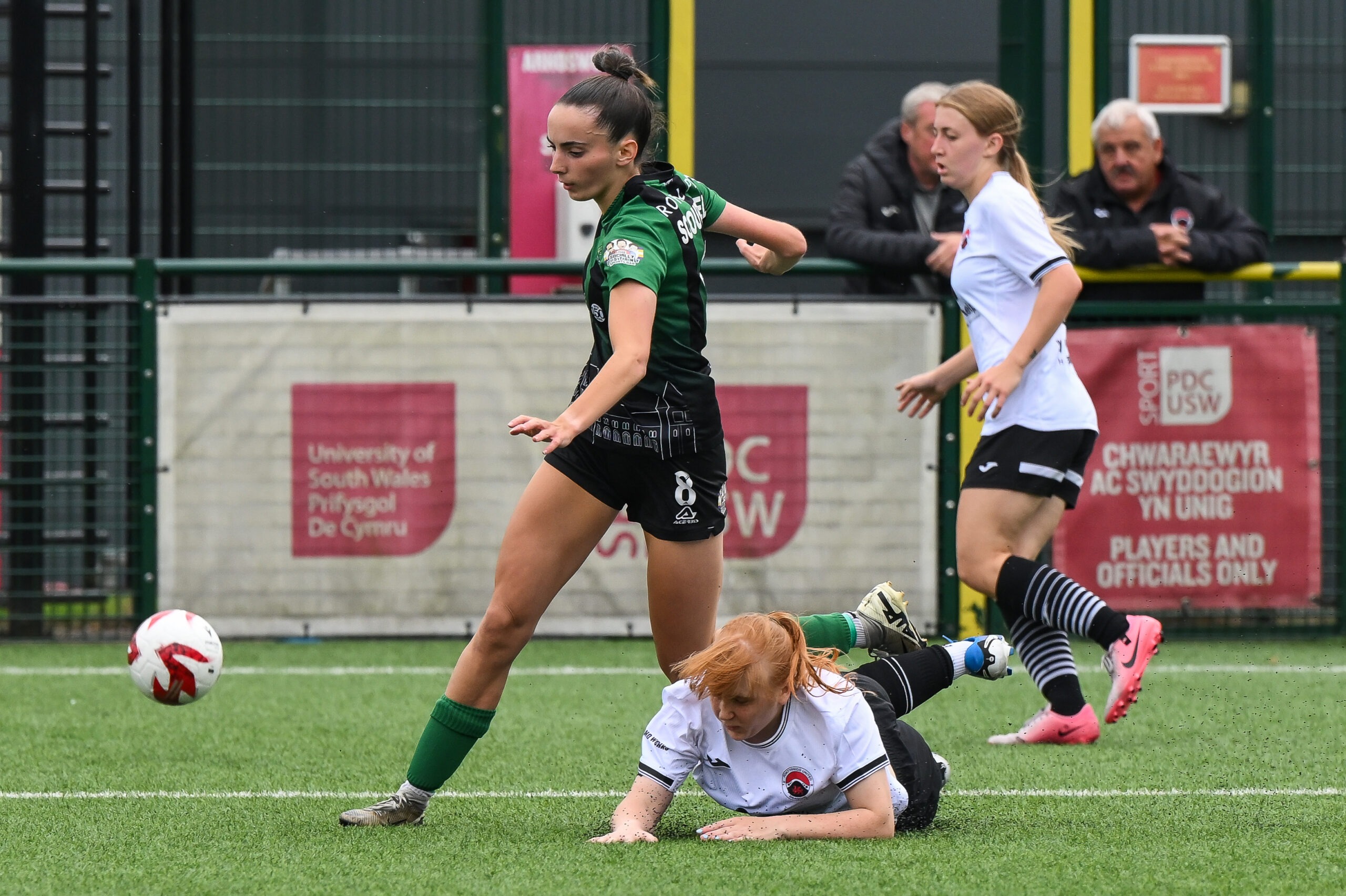 PONTYPRIDD, WALES - 07 SEPTEMBER 2025: Imogen Scourfield of Aberystwyth Town makes a break with the ball Molly Jones of Pontypridd United during the Genero Adran Premier 25/26 - Phase 1 between Pontypridd United and Aberystwyth Town at the USW Sports Park in Pontypridd on the 7th September 2025