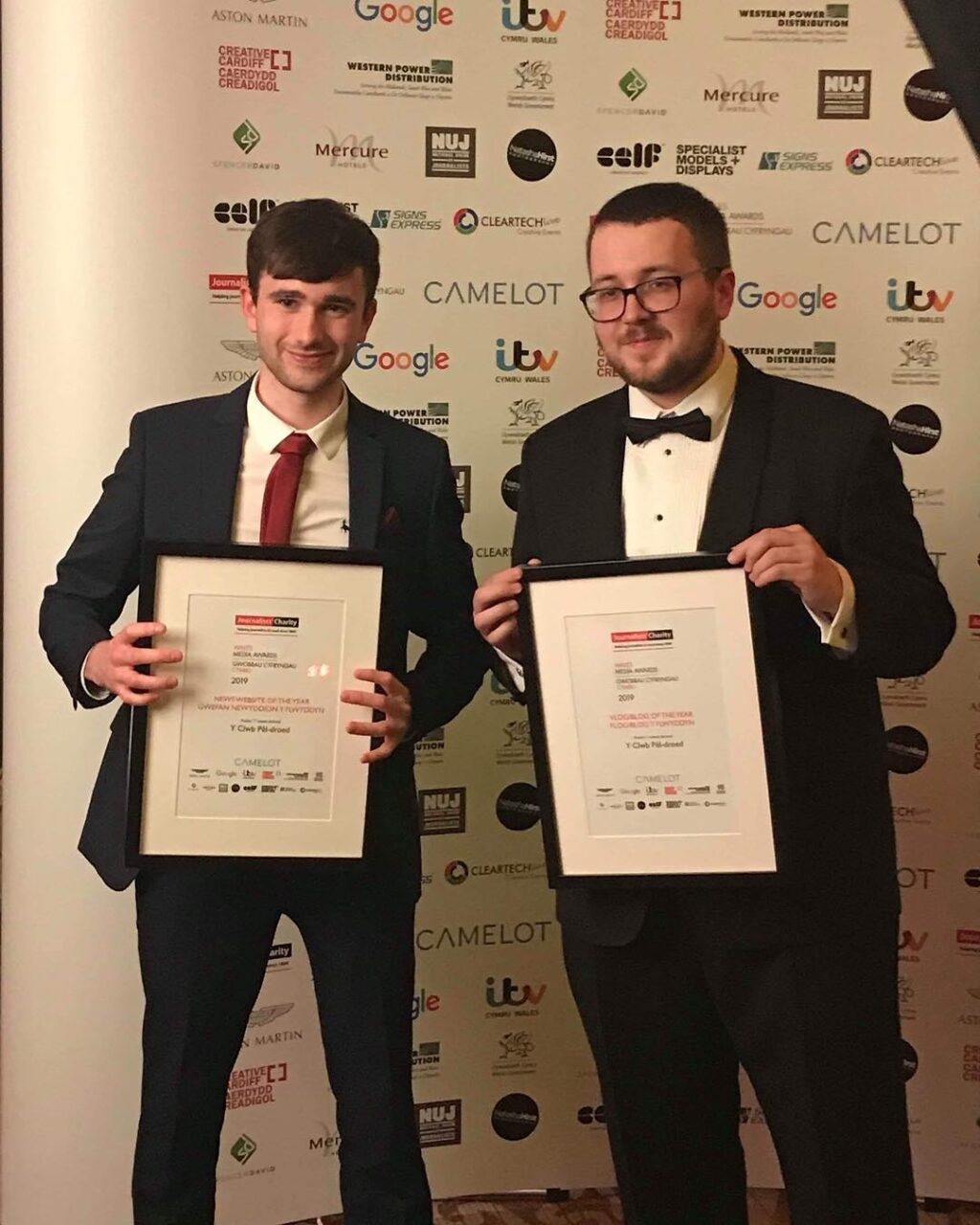 Nick Davies (L) and Jordan Jones (R) of Y Clwb Pêl-droed at the Wales Media Awards