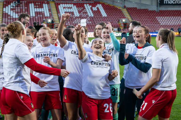 WREXHAM, WALES - 29 MARCH 2026: Maria Francis-Jones of Wrexham leads the celebrates at the end of the Genero Adran Premier game between Wrexham and Cardiff City at the Park Hall Stadium in Oswestry