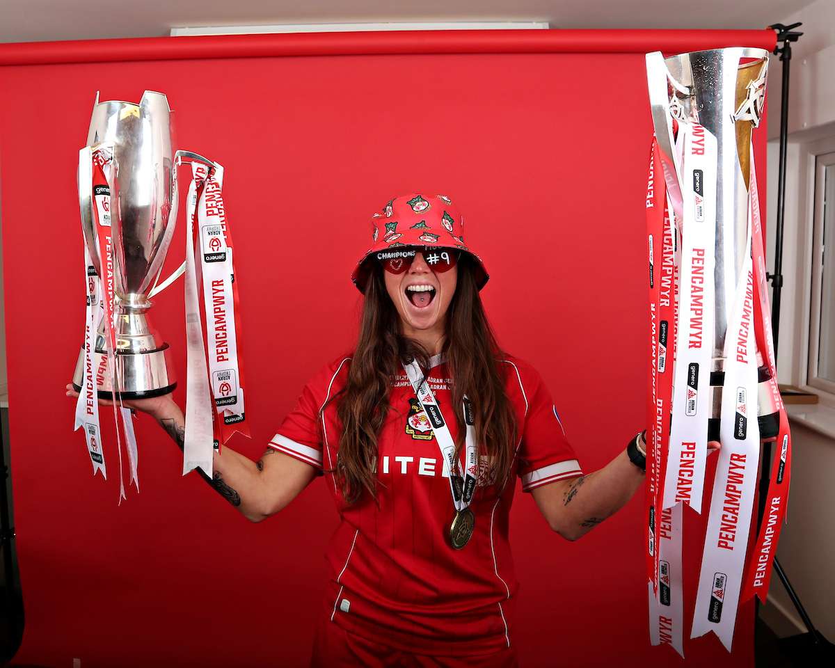 Wrexham legend completes transfer to Welsh rivals