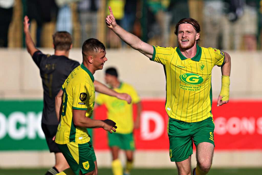 CAERNARFON, GWYNEDD, WALES - 15h AUGUST 2026 - Zack Clarke of Caernarfon Town celebrates his goal during Caernarfon Town vs Colwyn Bay FC in Round 3 of the Novira Cymru Premier at The Oval, Caernarfon (Pic by Sam Eaden/FAW)