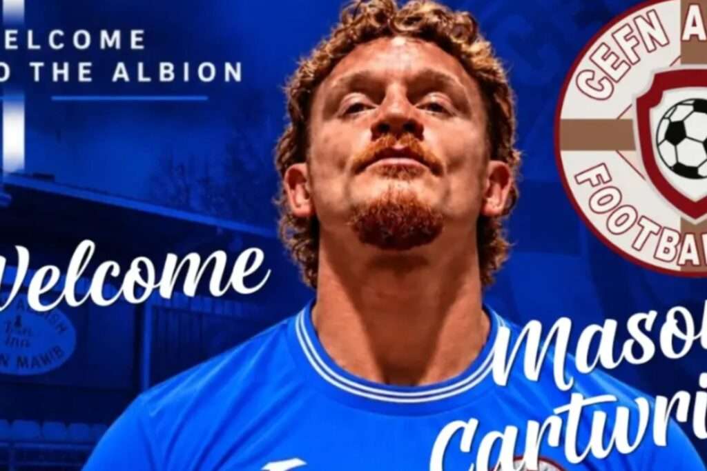 Boxer Mason Cartwright in a Cefn Albion shirt